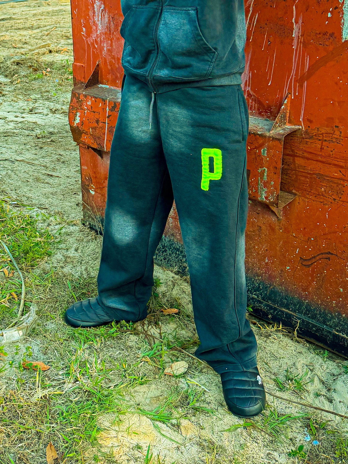 “P” SWEAT PANTS
